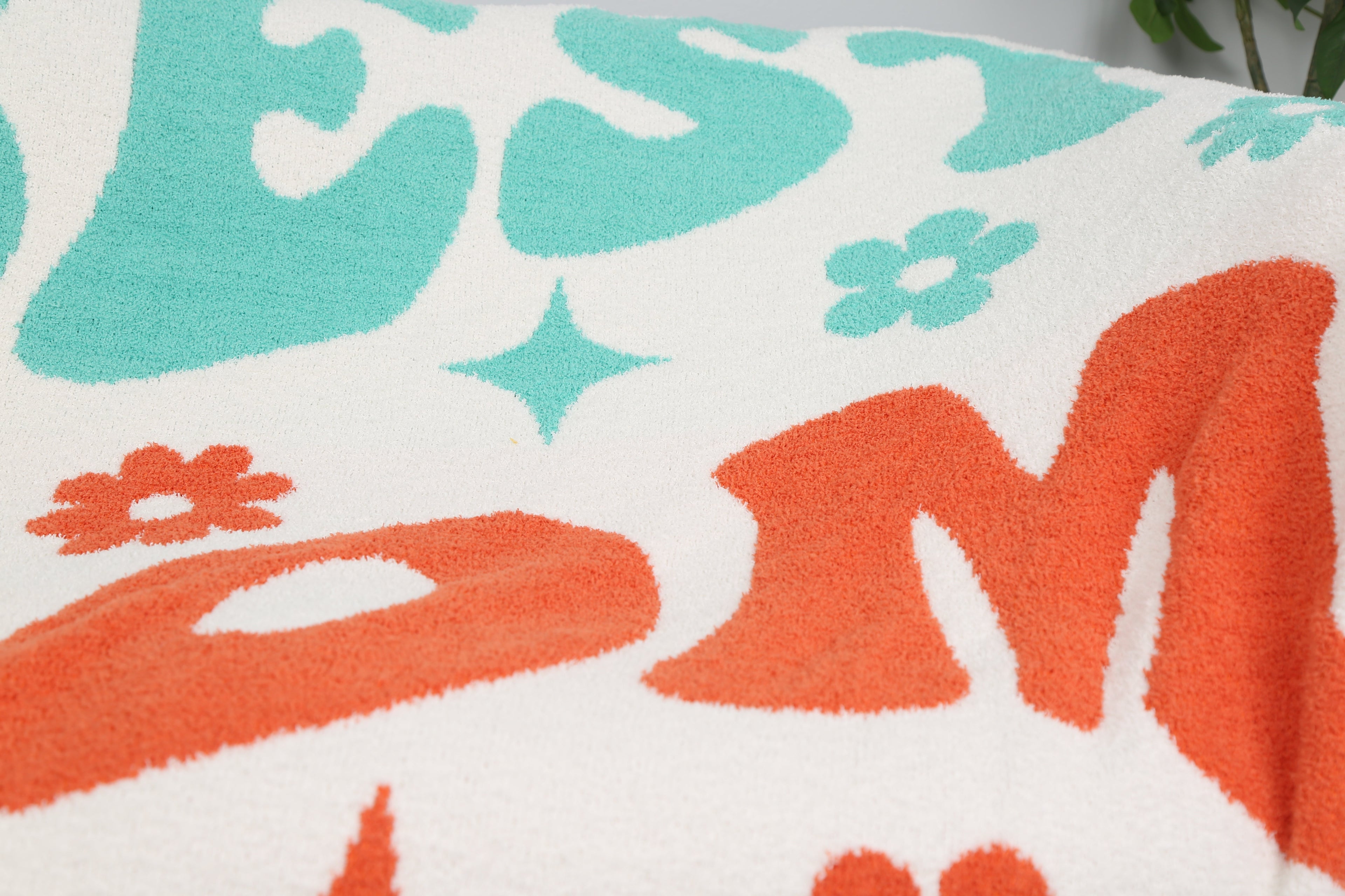 MULTI-COLORED MAMA PATTERN THROW BLANKET