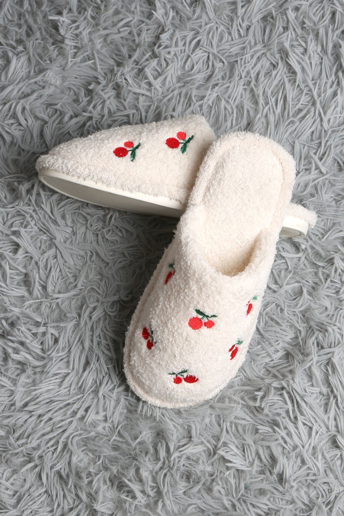 CHERRY PATTERN SLIPPERS SLIPPERS/SLIDES